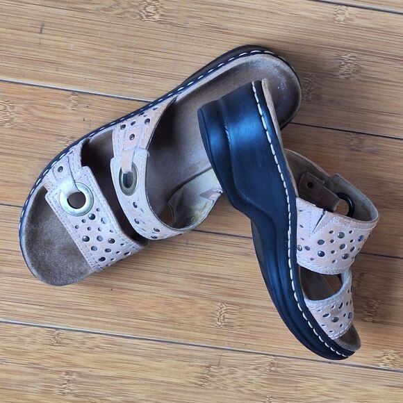 Clarks Lexi Laurel women’s 7M Tan Slide Comfort Sandal Studded Laser Cut Leather - Picture 2 of 15